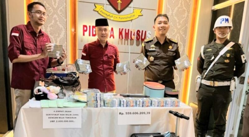Tim Kajati Lampung saat menunjukan barang bukti yang berhasil disita, Rabu 2 Juli 2025 | Dok. Kejati Lampung.