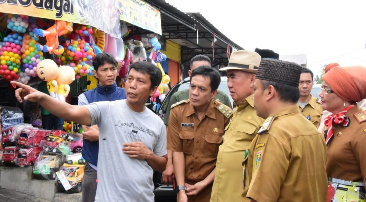 Bupati Tanggamus, Moh. Saleh Asnawi saat mendengarkan penjelasan pedagang pasar kota agung,  Selasa 1 Juli 2025 | Dok. Kominfo Tanggamus.