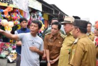 Bupati Tanggamus, Moh. Saleh Asnawi saat mendengarkan penjelasan pedagang pasar kota agung,  Selasa 1 Juli 2025 | Dok. Kominfo Tanggamus.