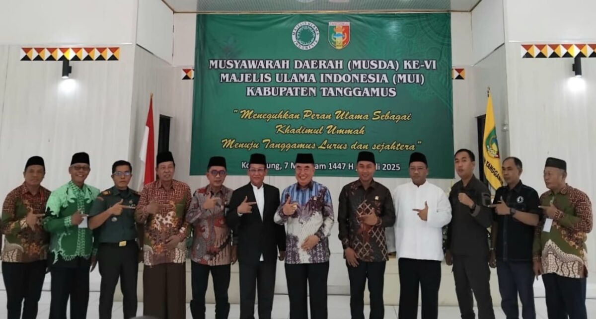 Ketua Umum MUI Provinsi Lampung, Prof. KH. Moh. Mukri saat foto bersama Bupati Tanggamus, Forkopimda dan jajaran panitia Musda ke 6 Kabupaten Tanggamus di Aula Islamic Center Kota Agung, Kamis 3 Juli 2025 | Herdi/Media Prioritastv.com.