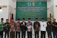 Ketua Umum MUI Provinsi Lampung, Prof. KH. Moh. Mukri saat foto bersama Bupati Tanggamus, Forkopimda dan jajaran panitia Musda ke 6 Kabupaten Tanggamus di Aula Islamic Center Kota Agung, Kamis 3 Juli 2025 | Herdi/Media Prioritastv.com.