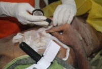 Polisi saat melakukan identifikasi mayat anonim yang ditemukan di perkebunan di Pekon Batu Patah, Kecamatan Kelumbayan Barat, Kabupaten Tanggamus, Rabu 2 Juli 2025 | Dok. Humas Polres Tanggamus.
