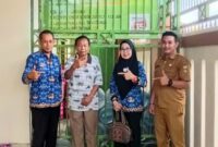 Kepala Bagian Perekonomian & SDA Setdakab Tanggamus, Evi Silvia saat meninjau salah satu pangkalan gas LPG 3 kilogram di Kota Agung, Kamis 3 Juli 2025 | Dok. Ist.