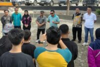 Arahan kepada atlet Tinju Tanggamus sebelum diberangkatkan ke Bandar Lampung di Rest Area Gisting, Kamis 3 Juli 2025 | Herdi/Media Prioritastv.com.