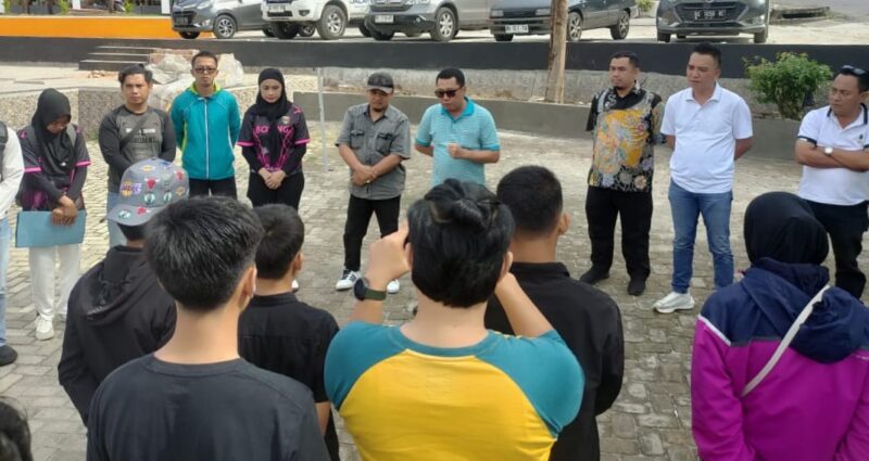 Arahan kepada atlet Tinju Tanggamus sebelum diberangkatkan ke Bandar Lampung di Rest Area Gisting, Kamis 3 Juli 2025 | Herdi/Media Prioritastv.com.