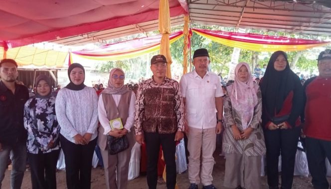 
					Foto bersama anggota DPRD Tanggamus Zudarwansyah bersama masyarakat di Pekon Karangbrak Kecamatan Pematang Sawa, Jumat 4 Juli 2025 | Sungatno/Media Prioritastv.com.