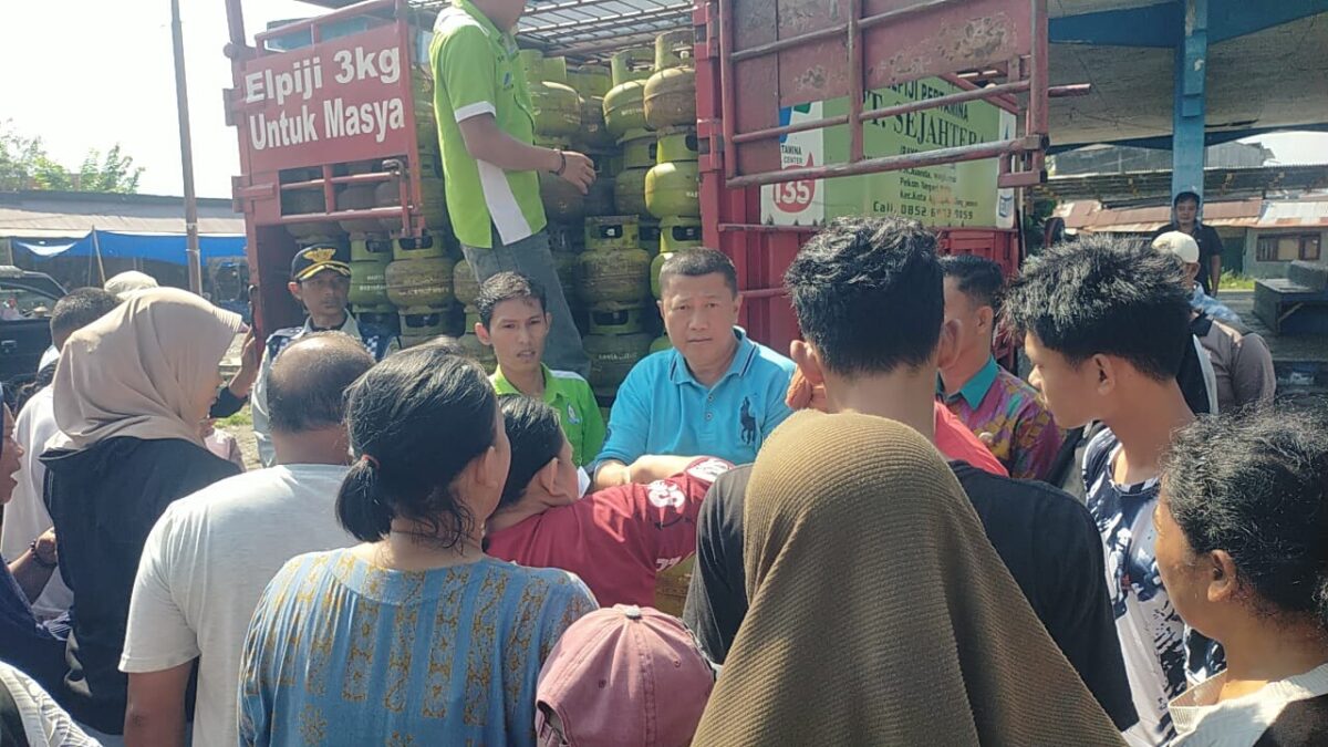 Asisten II Bidang Ekonomi dan Pembangunan Setdakab Tanggamus, Hendra Wijaya Mega saat melayani masyarakat dalam operasi pasar gas LPG di Kota Agung, Jumat 4 Juli 2025 | Herdi/Media Prioritastv.com.