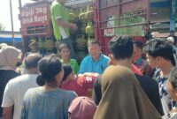 Asisten II Bidang Ekonomi dan Pembangunan Setdakab Tanggamus, Hendra Wijaya Mega saat melayani masyarakat dalam operasi pasar gas LPG di Kota Agung, Jumat 4 Juli 2025 | Herdi/Media Prioritastv.com.