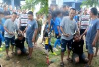 Kolase foto saat terduga pelaku pencurian diamankan warga sebelum diserahkan ke pihak kepolisian, Jumat 4 Juli 2025 | Dok. Tangkapan Layar Video.