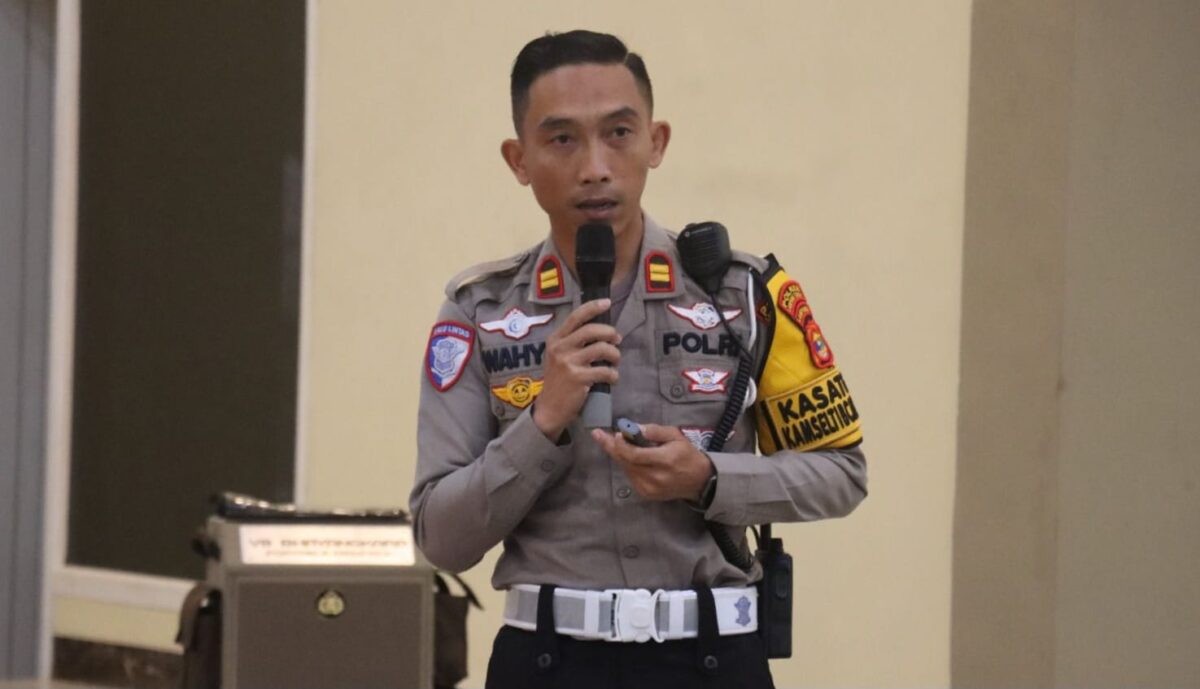 Kasat Lantas Polres Lampung Tengah, Iptu Wahyu Dwi Kristanto saat memberikan penjelasan terkait jumlah kecelakaan selama 5 bulan terakhir, Jumat 4 Juli 2025 | Erwin/Media Prioritastv.com.
