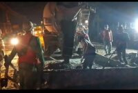 Pekerja tengah melakukan pengecoran beton proyek jalan di ruas Kalirejo–Pringsewu, tepatnya di wilayah Podosari–Rejosari, pada malam hari. (Davit/Prioritastv.com)