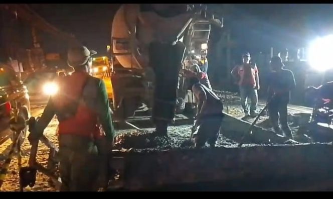 Pekerja tengah melakukan pengecoran beton proyek jalan di ruas Kalirejo–Pringsewu, tepatnya di wilayah Podosari–Rejosari, pada malam hari. (Davit/Prioritastv.com)