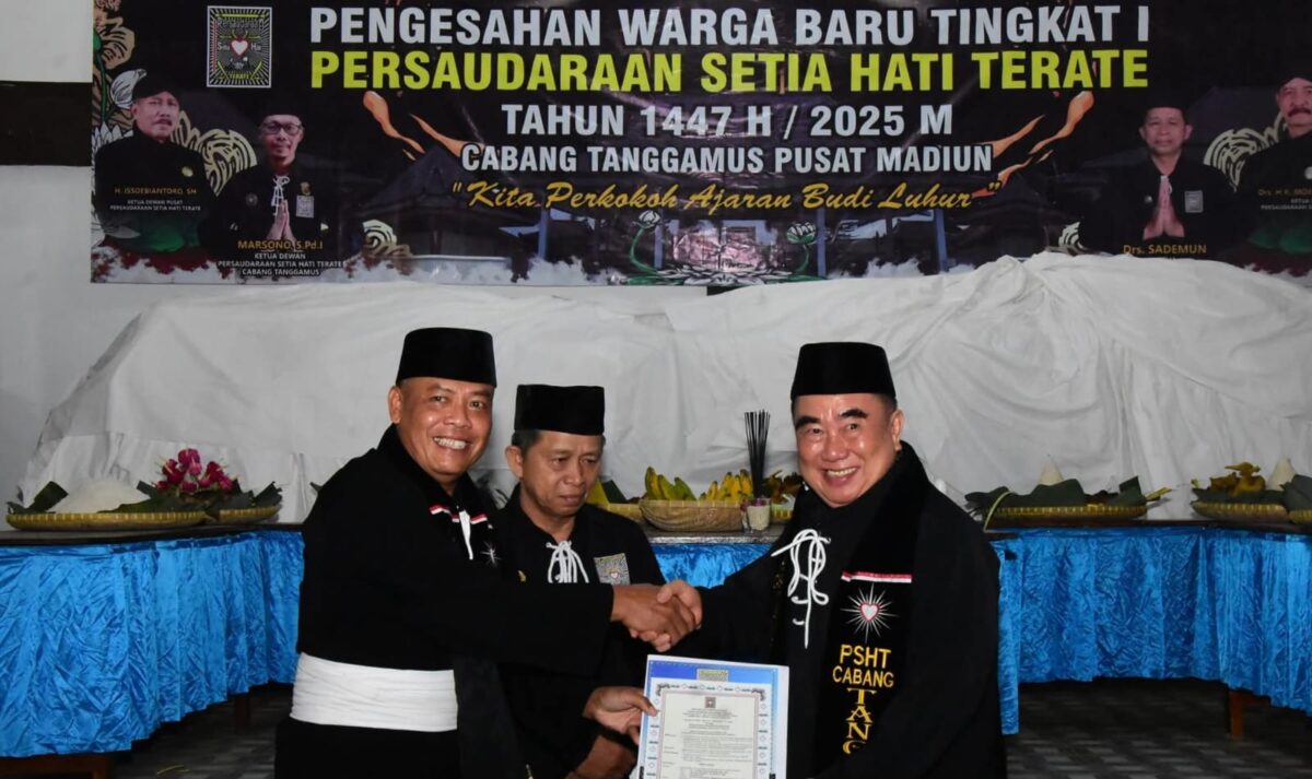 Bupati Tanggamus Moh. Saleh Asnawi saat disahkan menjadi anggota kehormatan PSHT Cabang Tanggamus - Pusat Madiun, Jumat 4 Juli 2025, malam | Dok. Kominfo Tanggamus.