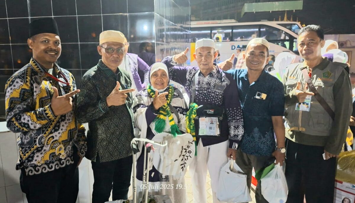 Kasi PHU Kemenag Tanggamus, Hi. Nursaad (dua dari kiri) saat menjemput 2 jamaah haji asal Tanggamus di Asrama Haji, Rajabasa, Bandar Lampung, Sabtu 5 Juli 2025, malam | Dok. Kemenag Tanggamus.