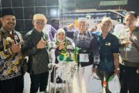 Kasi PHU Kemenag Tanggamus, Hi. Nursaad (dua dari kiri) saat menjemput 2 jamaah haji asal Tanggamus di Asrama Haji, Rajabasa, Bandar Lampung, Sabtu 5 Juli 2025, malam | Dok. Kemenag Tanggamus.