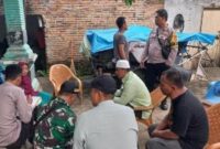 Polisi saat melakukan olah TKP pembunuhan di Kecamatan Tumijajar, Kabupaten Tulang Bawang Barat, Lampung. (Foto: ist)