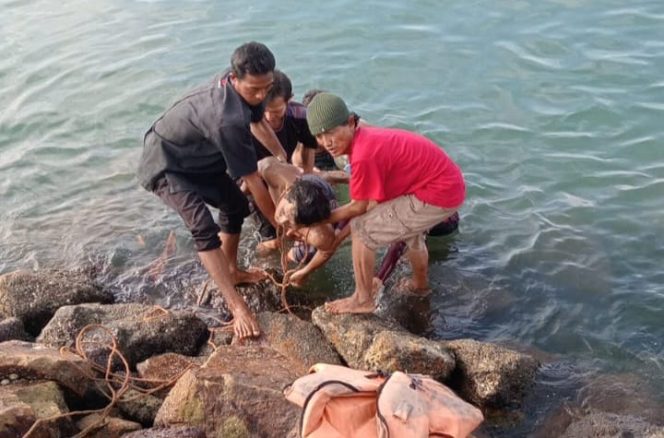 Warga saat melakukan evakuasi mayat pria anonim di Pantai Kunyit, Sukaraja, Bandar Lampung, Minggu 6 Juli 2025 | Ist.