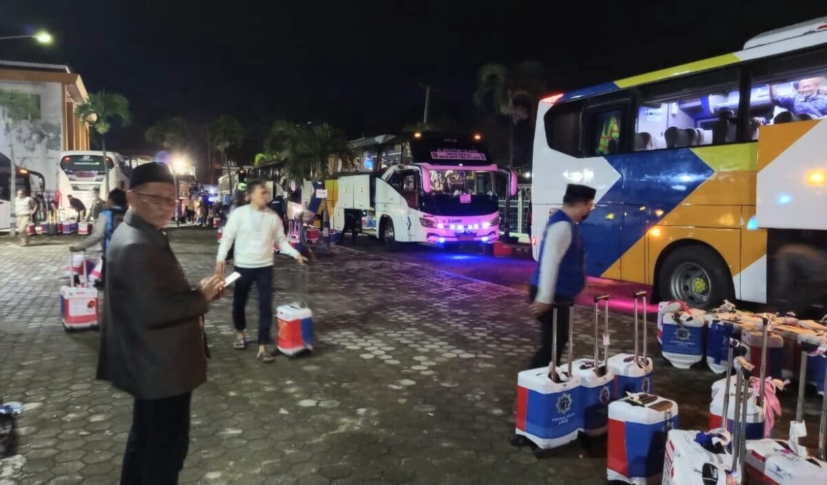 Kasi PHU Kemenag Tanggamus, H. Nursaad saat menyambut rombongan jamaah haji Tanggamus di Asrama Haji Rajabasa Bandar Lampung, Minggu, 6 Juli 2025 | Ist.