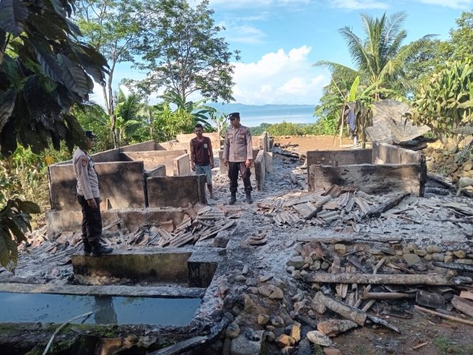 
 Polisi saat melakukan identifikasi kebakaran rumah di Dusun Sukamaju, Kuripan, Limau, Tanggamus, Senin 7 Juli 2025 | Dok. Humas Polres Tanggamus.