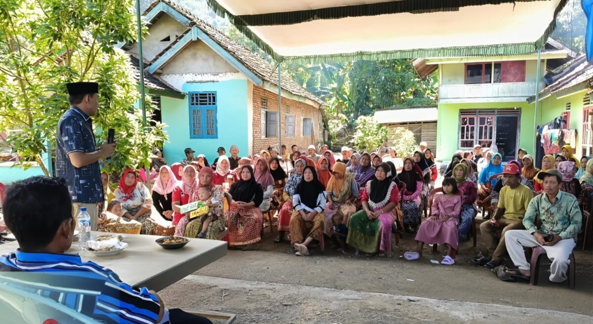 Anggota DPRD Tanggamus, Romzi Edy saat melaksanakan reses di Kelumbayan, Senin 7 Juli 2025 | Ist.