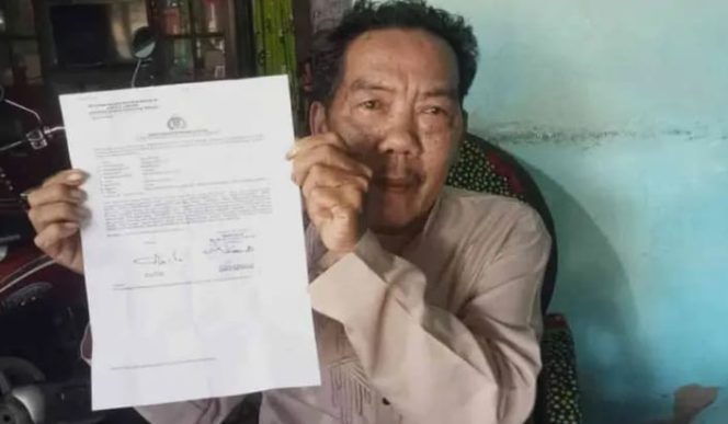 
 Dul Pepati, orang tua AB korban pembacokan sadis Kades Batu Badak menunjukkan bukti laporan penganiayaan berat terhadap anaknya ke Polda Lampung, Selasa 8 Juli 2025 |