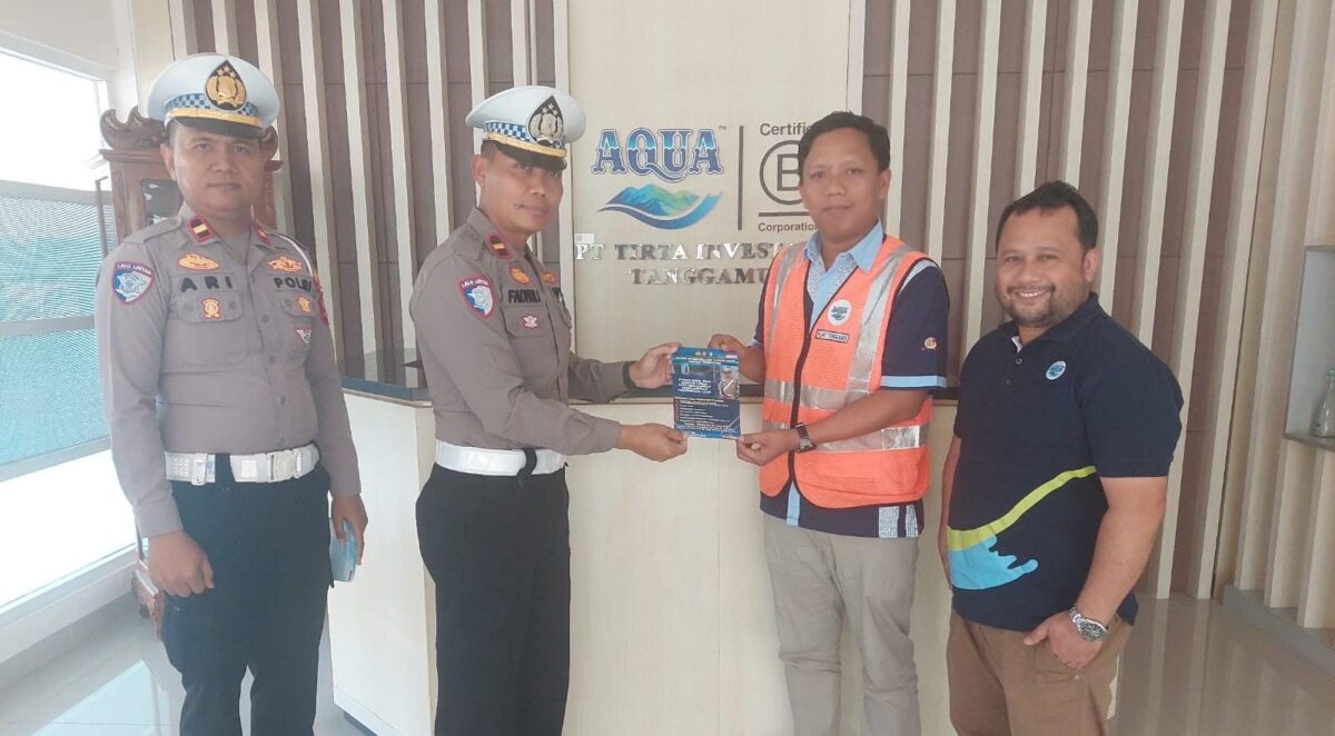 Penyerahan leaflet imbauan Zero ODOL di PT Tirta Investama, Kota Agung Timur, Selasa 8 Juli 2025 | Dok. Humas Polres Tanggamus.