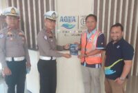 Penyerahan leaflet imbauan Zero ODOL di PT Tirta Investama, Kota Agung Timur, Selasa 8 Juli 2025 | Dok. Humas Polres Tanggamus.