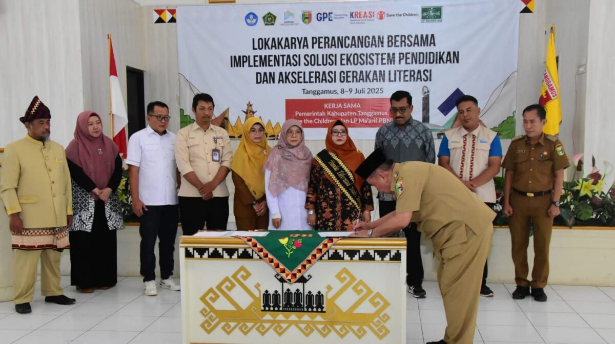 Bunda Literasi Kabupaten Tanggamus, Dra. Hj. Siti Mahmudah Saleh Asnawi, M.Pd., dalam Lokakarya Perancangan Bersama Implementasi Solusi Ekosistem Pendidikan dan Akselerasi Gerakan Literasi hari ini, Selasa 8 Juli 2025.