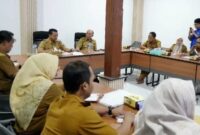 Asisten Perekonomian dan Pembangunan Setda Provinsi Lampung, Dr. Ir. Mulyadi Irsan, M.T., IPU., (sampingi kiri bupati) saat menghadiri rapat bersama Pemkab Pringsewu, Selasa 8 Juli 2025 | Dok. Pemkab Pringsewu.