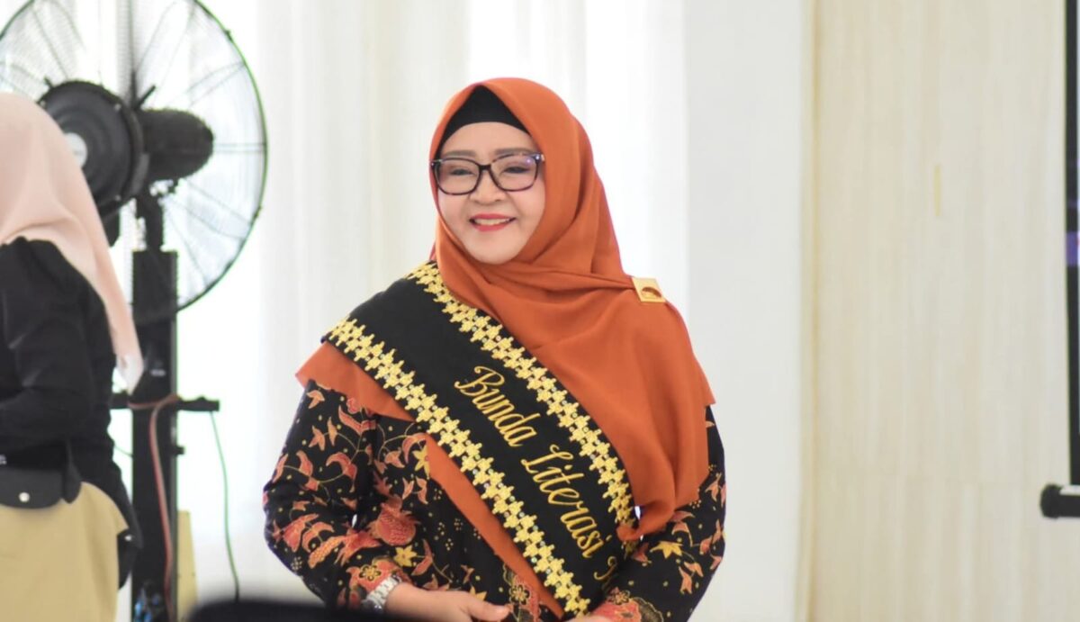 Bunda Literasi Kabupaten Tanggamus, Dra. Hj. Siti Mahmudah Saleh Asnawi, M.Pd., saat menghadiri Lokakarya Perancangan Bersama Implementasi Solusi Ekosistem Pendidikan dan Akselerasi Gerakan Literasi hari ini, Selasa 8 Juli 2025.