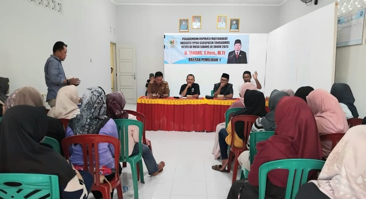 Anggota DPRD Kabupaten Tanggamus, H. Tahang saat melaksanakan reses di Aula Kelurahan Kuripan, Kota Agung, Selasa 8 Juli 2025 | Herdi/Media Prioritastv.com.