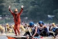 Bocah Rayyan Arkan Dikha, penari di ujung perahu pada Pacu Jalur di Sungai Batang Kuansing, Riau | Inet.