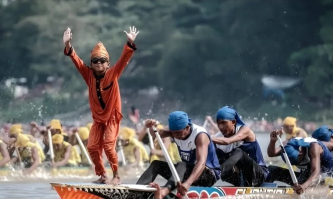 
 Bocah Rayyan Arkan Dikha, penari di ujung perahu pada Pacu Jalur di Sungai Batang Kuansing, Riau | Inet.