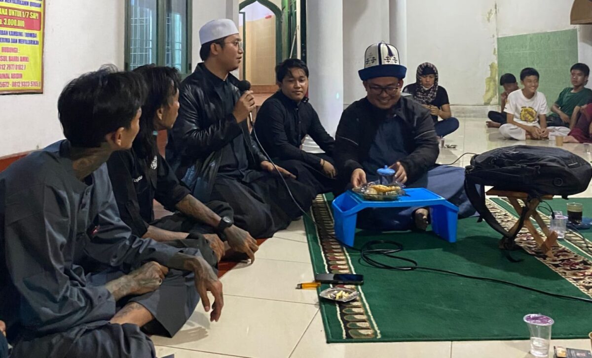 Para anak punk saat mendengarkan dakwah para ustadz di Masjid At-Taqwa Segala Mider, Bandar Lampung, Selasa 8 Juli 2025, malam | Putra/Media Prioritastv.com.