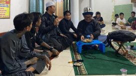 Para anak punk saat mendengarkan dakwah para  ustadz di Masjid At-Taqwa Segala Mider, Bandar Lampung, Selasa 8 Juli 2025, malam | Putra/Media Prioritastv.com.