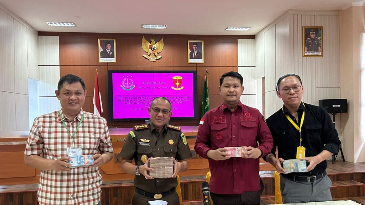 Kajari Tanggamus Adi Fakhrudin saat menunjukan uang pengembalian dugaan korupsi di RSUD-BM, Kota Agung, Rabu 9 Juli 2025 | Dok. Kejari Tanggamus.