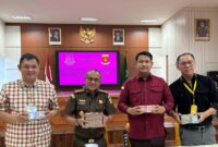 Kajari Tanggamus Adi Fakhrudin saat menunjukan uang pengembalian dugaan korupsi di RSUD-BM, Kota Agung, Rabu 9 Juli 2025 | Dok. Kejari Tanggamus.