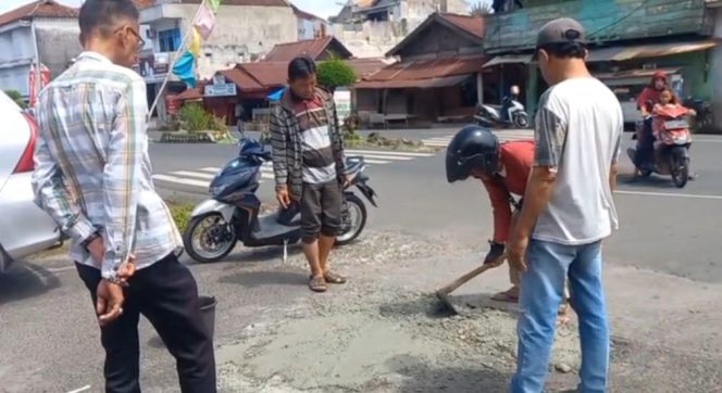 
 Para pengojek pasar kota agung saat menambal jalan di area sekitar Bank Lampung, Kamis 10 Juli 2025 | Ist.