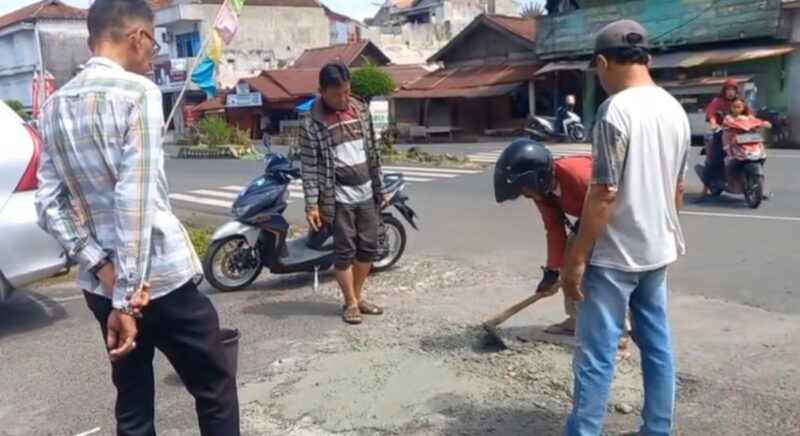 Para pengojek pasar kota agung saat menambal jalan di area sekitar Bank Lampung, Kamis 10 Juli 2025 | Ist.