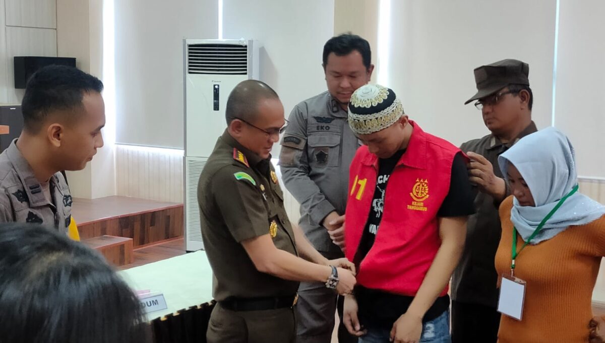 Kajari Tanggamus, Adi Fakhruddin saat melepas rompi tahanan kepada salah satu tersangka dalam restorative justice di Kejari setempat, Kamis 10 Juli 2025 | Dok. Kejari Tanggamus.