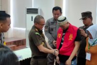 Kajari Tanggamus, Adi Fakhruddin saat melepas rompi tahanan kepada salah satu tersangka dalam restorative justice di Kejari setempat, Kamis 10 Juli 2025 | Dok. Kejari Tanggamus.