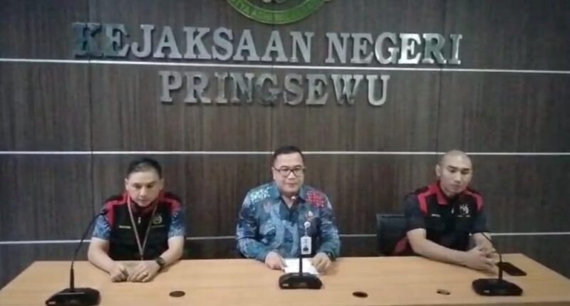 Kepala Kejari Pringsewu, R. Wisnu Bagus Wicaksono dalam konferensi pers yang digelar bersama Kasi Pidsus Luttfi Vasrely dan Kasi Intel Kadek Ariatmaja, menyampaikan konferensi pers, Jumat 11 Juli 2025 | Samuel/Media Prioritastv.com.