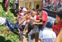 Kolase foto saat terduga pelaku berbaju puting ditumbangkan warga dan saat warga berusaha melindungi terduga pelaku berbaju hitam serta ketika keduanya dievakuasi menggunakan mobil pickup, Kamis 10 Juli 2025 | Dok. Tangkapan Layar Video.