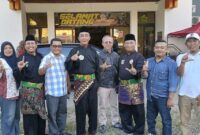 Pengurus KONI Tanggamus dan IPSI Tanggamus saat menyambut 38 pendekar dalam persiapan pertandingan, Jumat 11 Juli 2025 | Ist.