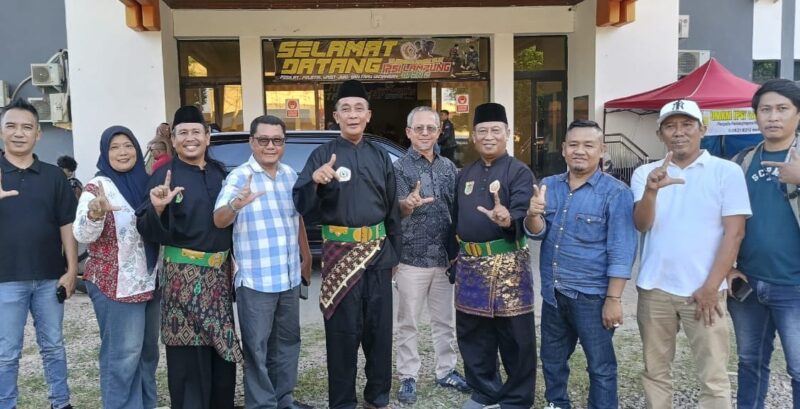 Pengurus KONI Tanggamus dan IPSI Tanggamus saat menyambut 38 pendekar dalam persiapan pertandingan, Jumat 11 Juli 2025 | Ist.