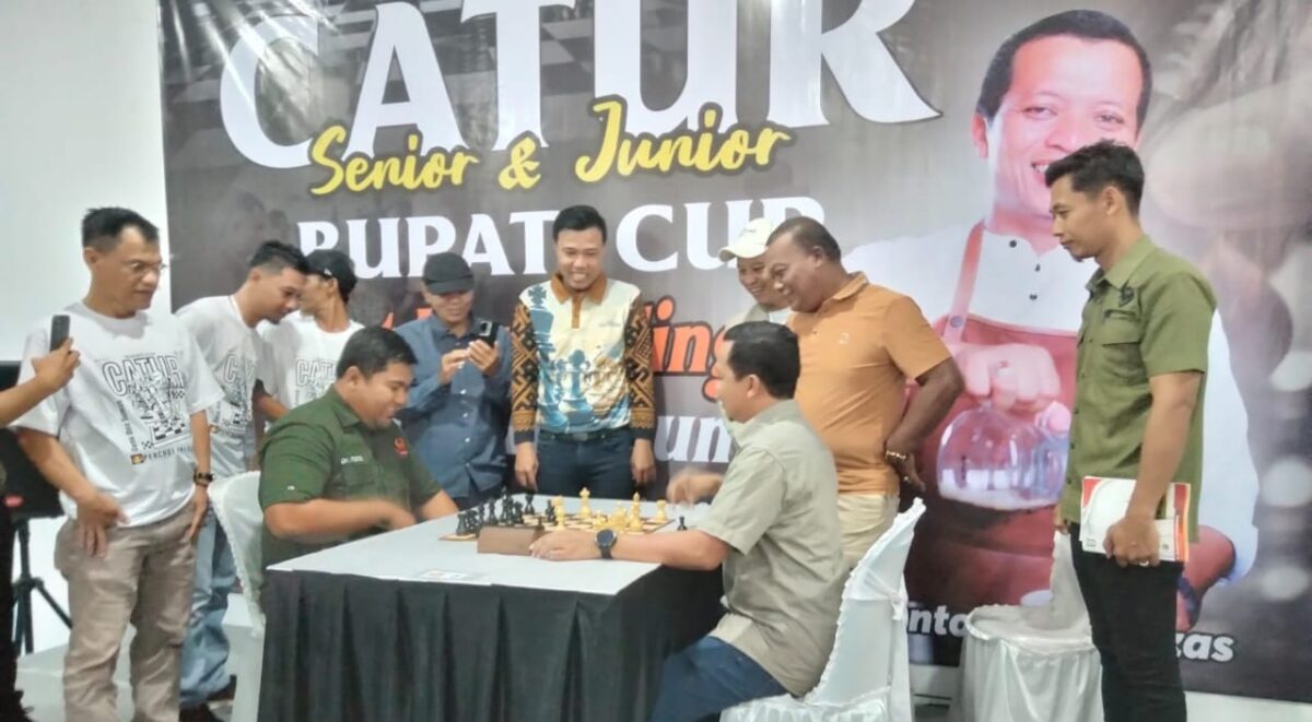 Bupati Pringsewu, Riyanto Pamungkas saat mengasah otak dalam pembukaan turnamen Catur Percasi Pringsewu, Sabtu 12 Juli 2025 | Samuel/Media Prioritastv.com.