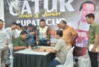 Bupati Pringsewu, Riyanto Pamungkas saat mengasah otak dalam pembukaan turnamen Catur Percasi Pringsewu, Sabtu 12 Juli 2025 | Samuel/Media Prioritastv.com.