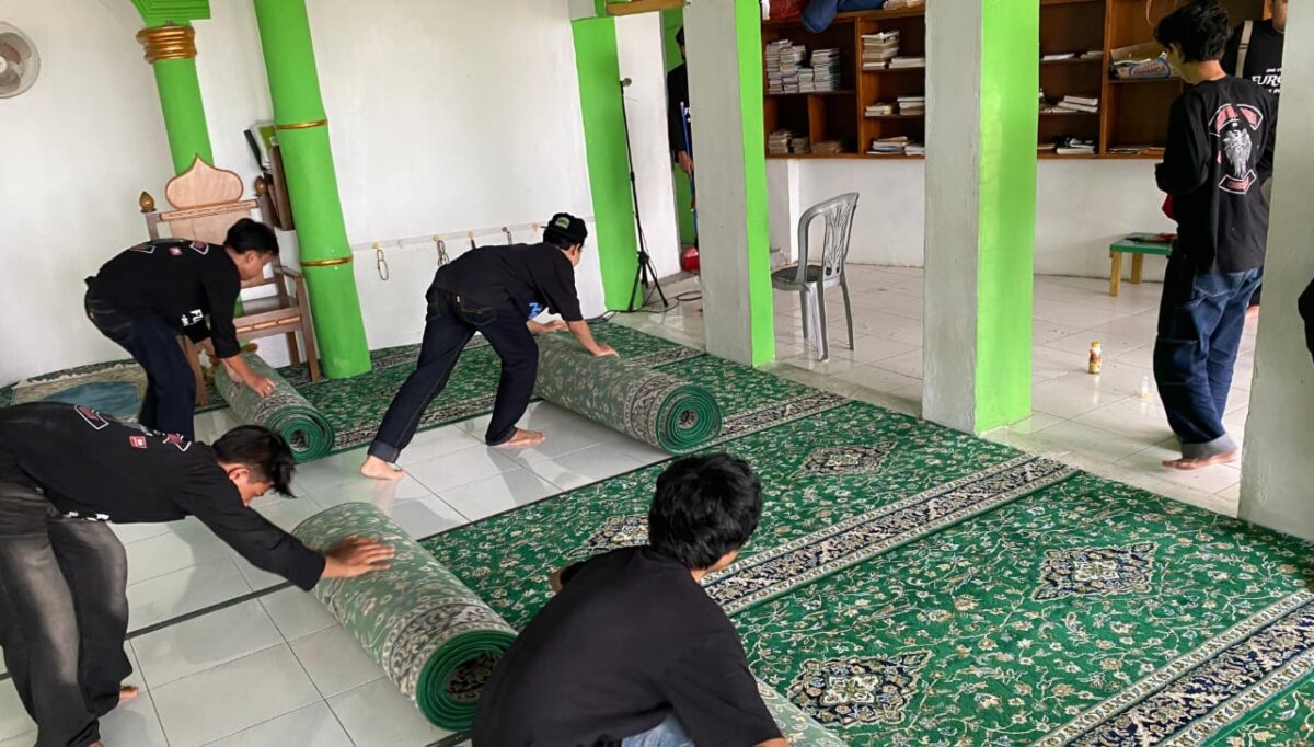 Para Biker Lampung saat membersihkan Mushola Jabal Stone Jamil, Jalan Onta, Gang Babe, Bandar Lampung, Sabtu 12 Juli 2025 | Putra/Media Prioritastv.com.