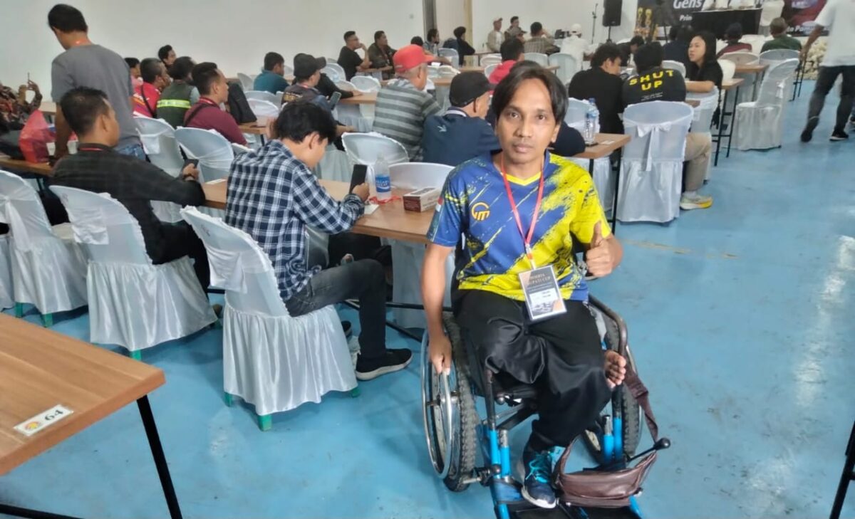 Pecatur sekaligus atlet tenis meja disabilitas, Okom asal Bandar Lampung yang hadir pada turnamen catur di Pringsewu, Sabtu 12 Juli 2025 | Samuel/Media Prioritastv.com.