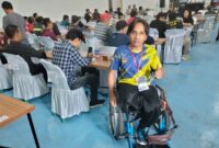 Pecatur sekaligus atlet tenis meja disabilitas, Okom asal Bandar Lampung yang hadir pada turnamen catur di Pringsewu, Sabtu 12 Juli 2025 | Samuel/Media Prioritastv.com.